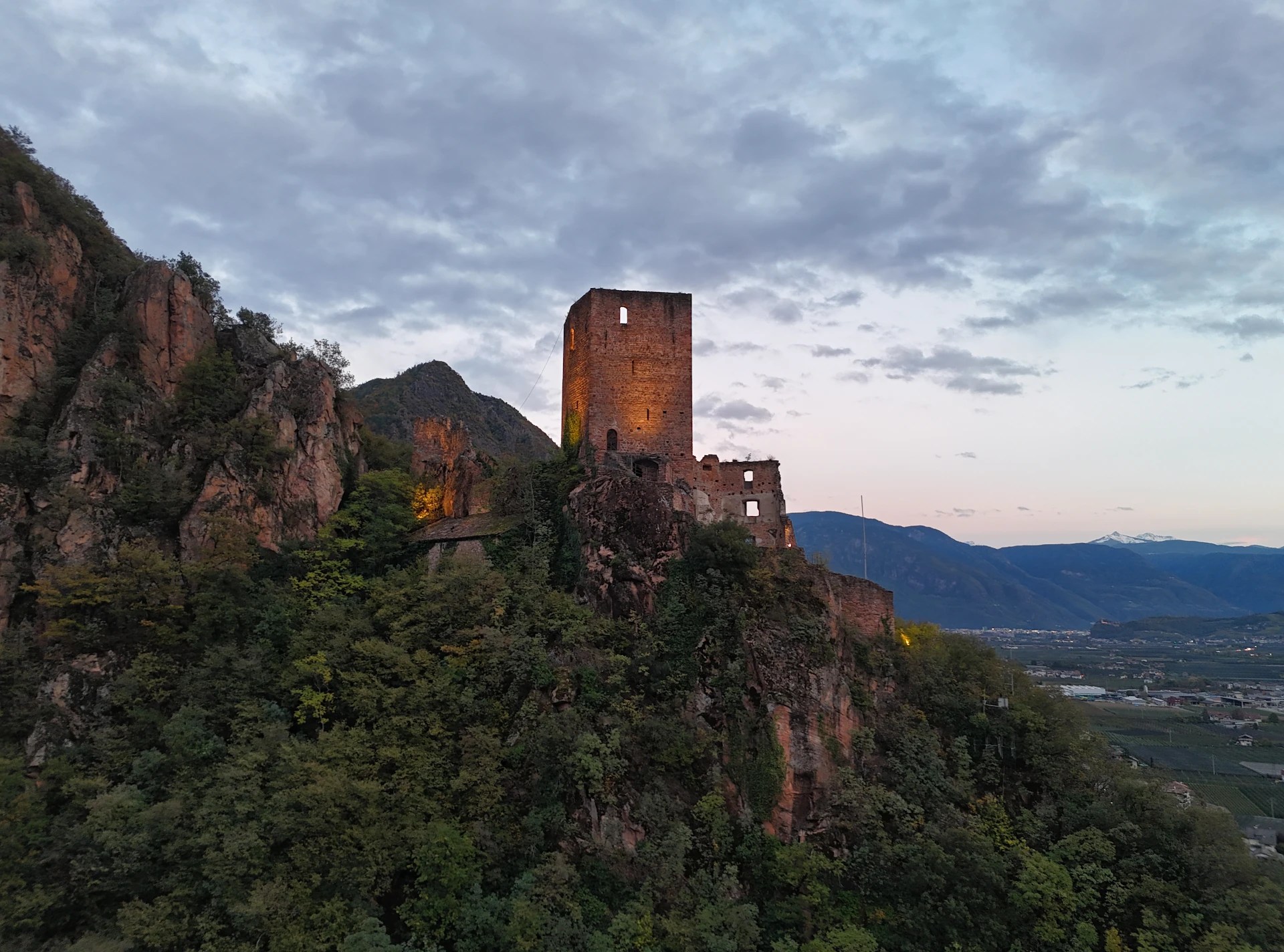 Burgruine Neuhaus (Maultasch) oberhalb von Terlan in Südtirol