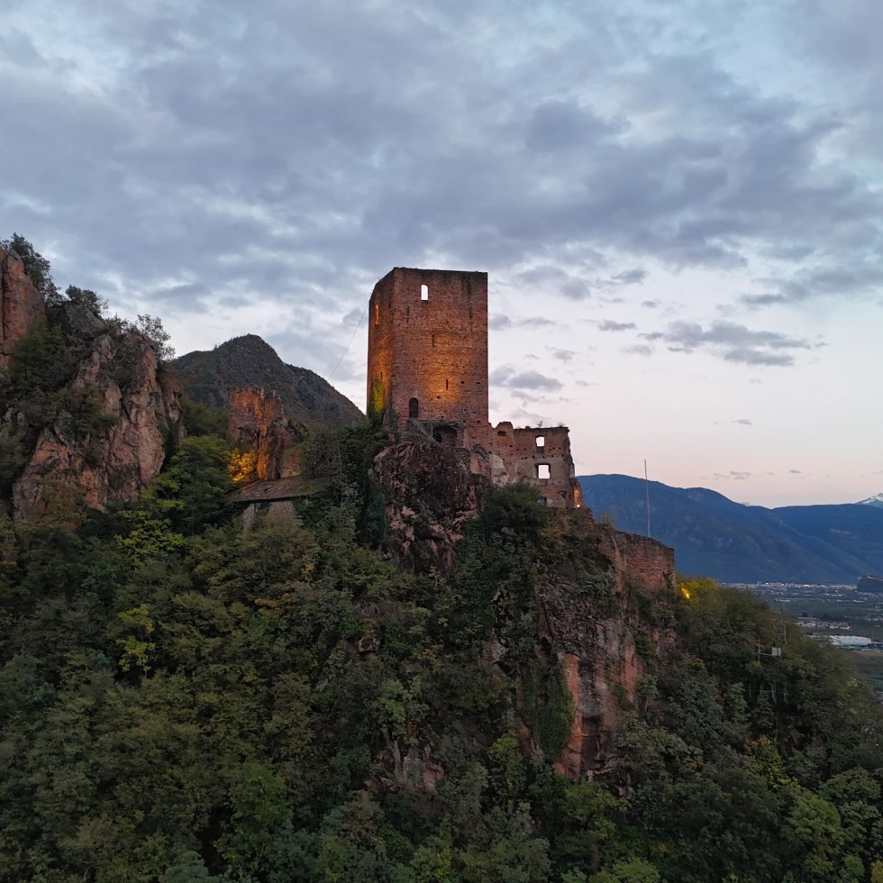 Burgruine Neuhaus (Maultasch) oberhalb von Terlan in Südtirol